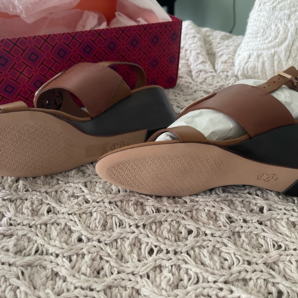Tory Burch Tan Leather Wedge Sandals with Gold Logo Medallion - Picture 2 of 4